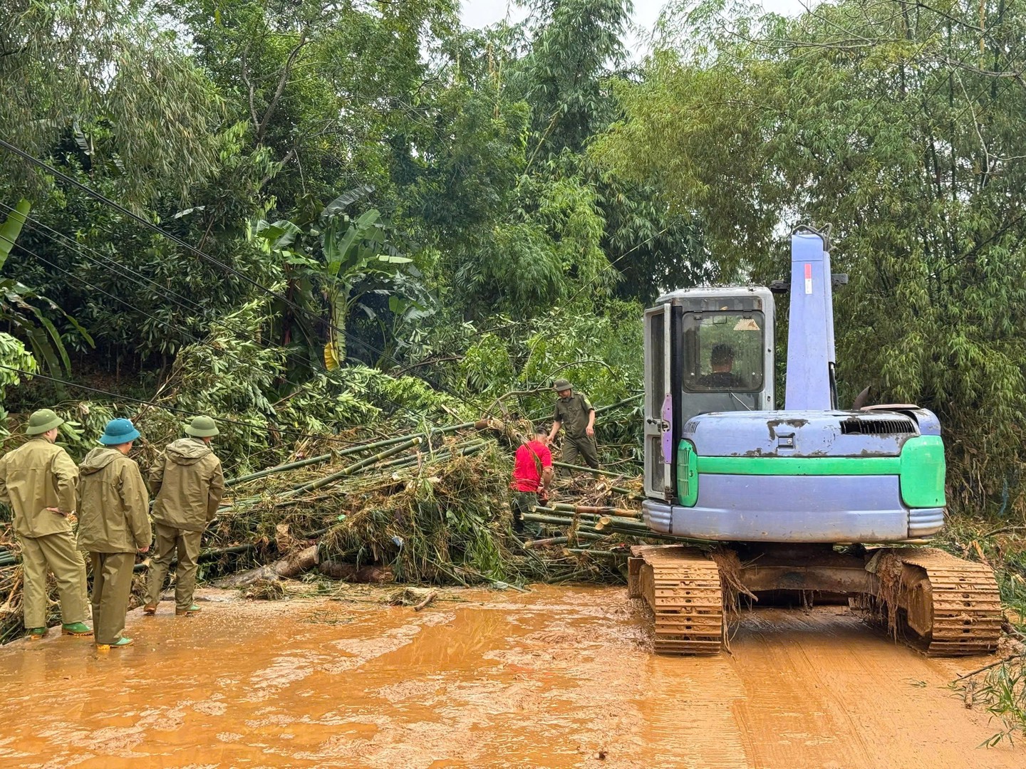 Ảnh 6. Một số hình ảnh Công an các xã hỗ trợ giúp đỡ người dân sau khi bão số 10 đi qua (2).jpg
