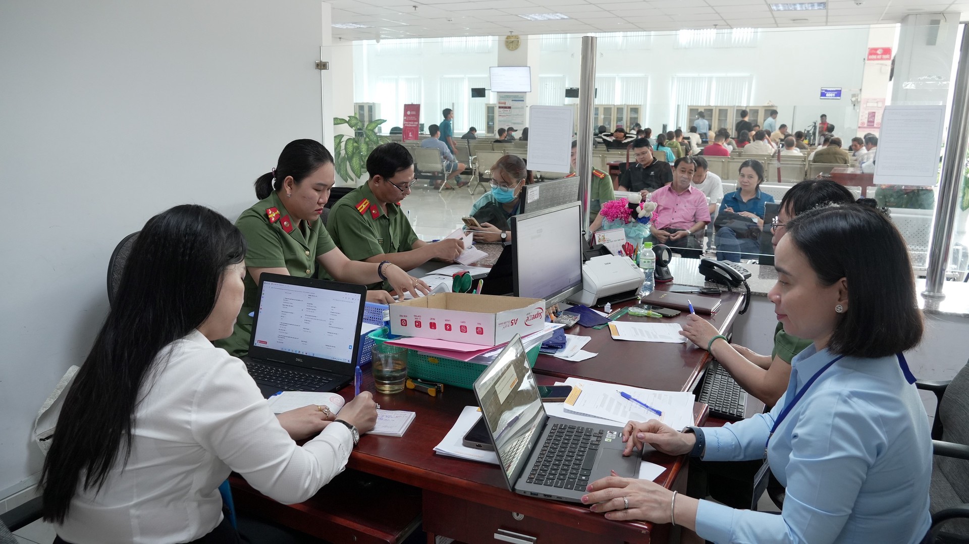 1. Công an tỉnh cấp Phiếu lý lịch tư pháp cho người dân tại Trung tâm phục vụ hành chính công. Ảnh Trọng Tín.jpg