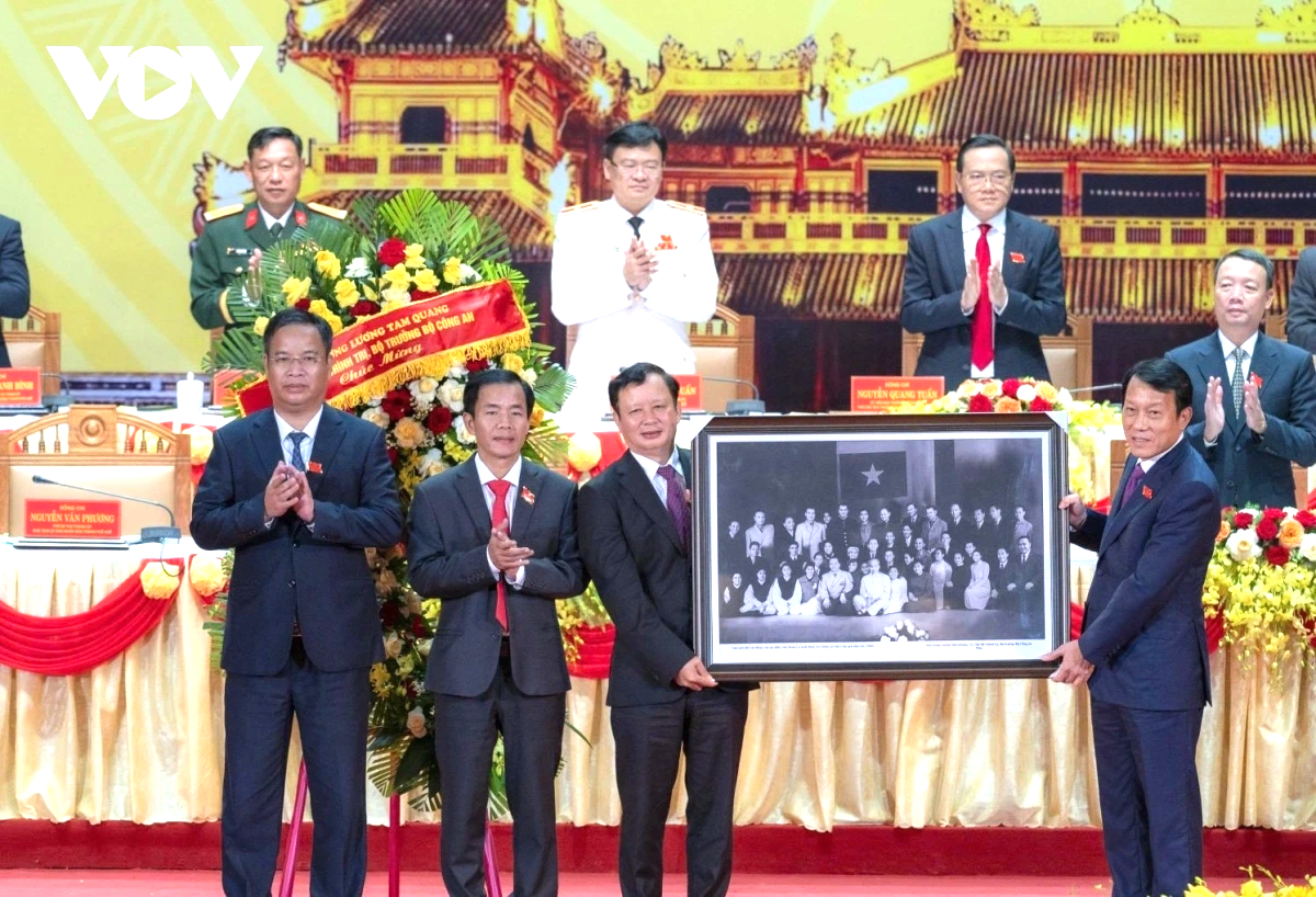 bo_truong_luong_tam_quang_tang_dai_hoi_dai_bieu_dang_bo_tp_hue_buc_anh_chu_tich_ho_chi_minh_voi_doan_ca_kich_hue_tai_phu_chu_tich_nam_1960.png