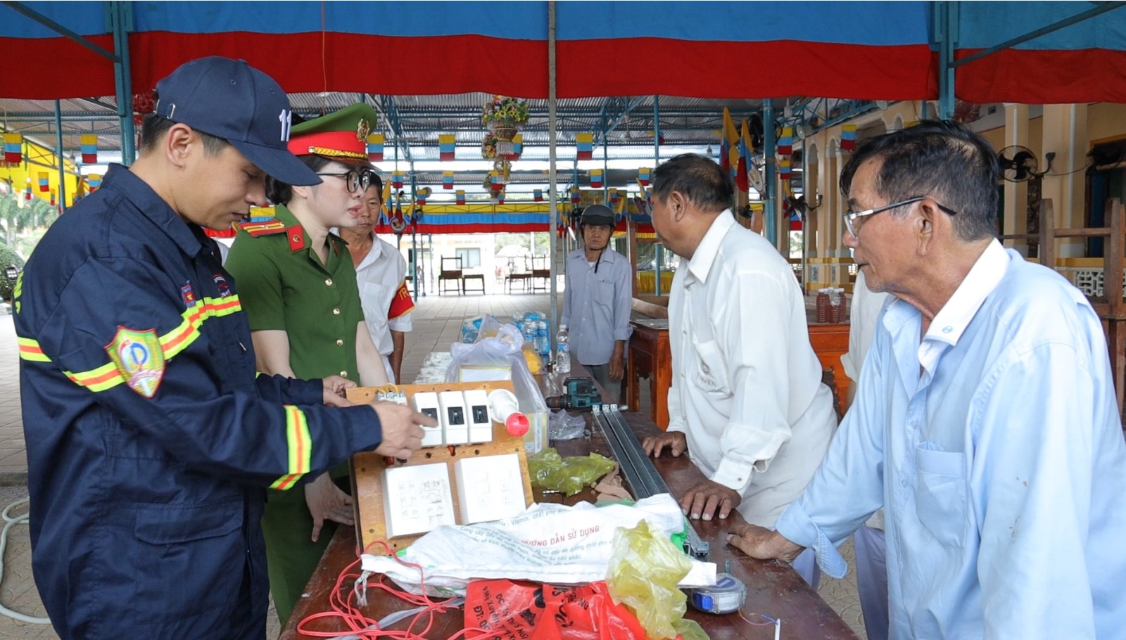 Kiểm tra công tác PCCC trước khi diễn ra Hội yến.jpg
