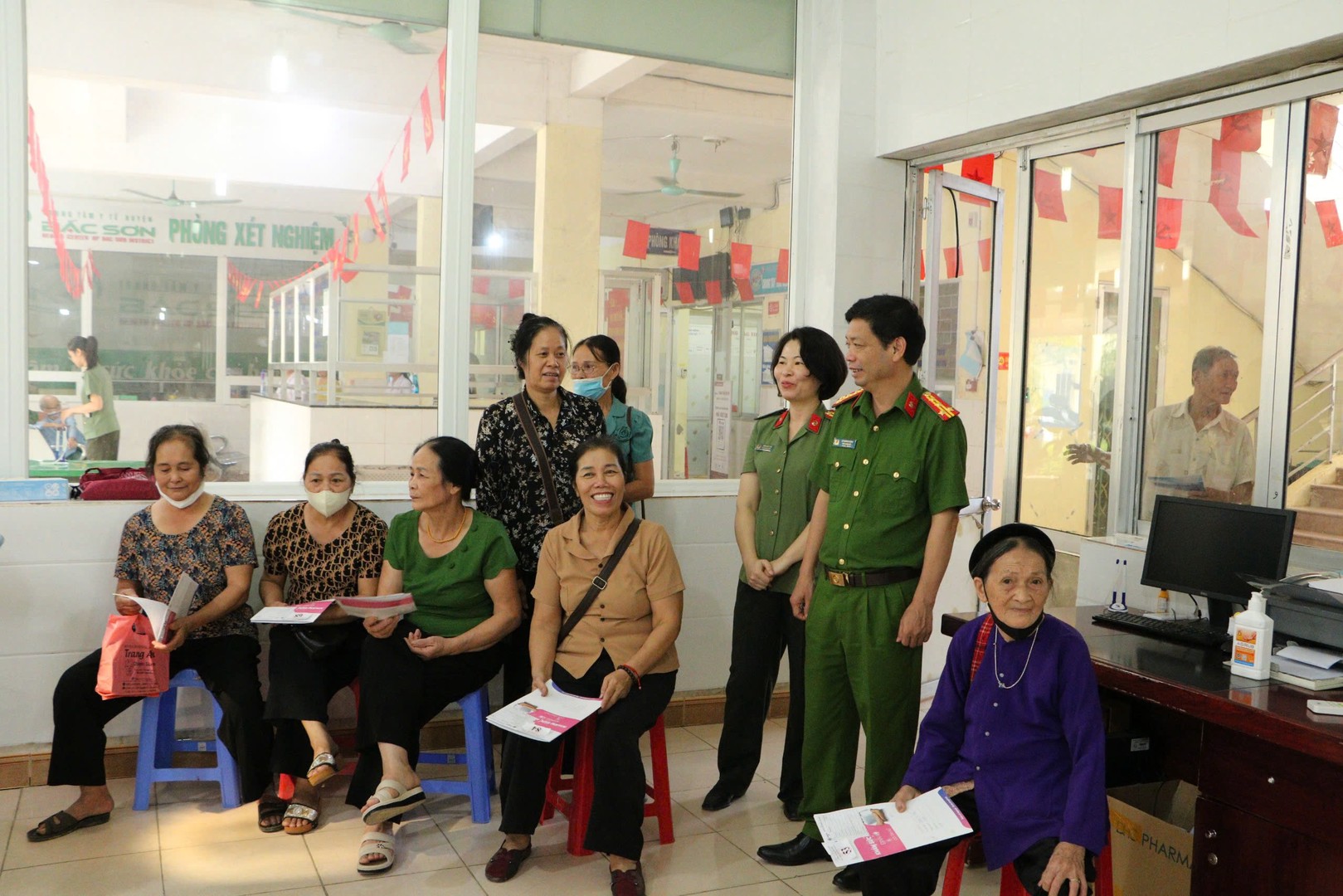 2. Đoàn công tác thăm hỏi, động viên bác sĩ và người dân đến khám bệnh.jpg