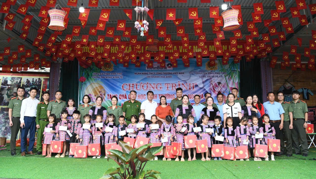 Phòng An ninh kinh tế Công an tỉnh phối h[pj v[í Ngân hàng Viettinbank tặng quà cho các em nhỏ Tr][nfg Mần non xã Pà Cò (1).jpg