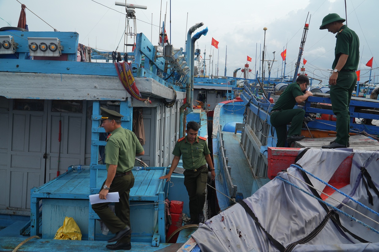 Công an kiểm tra tau ca IUU.JPG