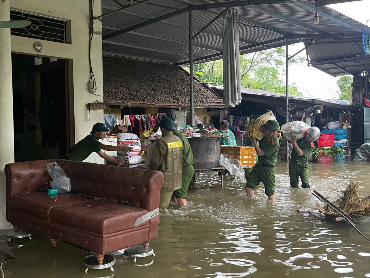 CAX Quang Trung phối hợp với tổ ANTT hỗ trợ di chuyển tài sản của người dân ở thôn Tân Lập 1.jpg