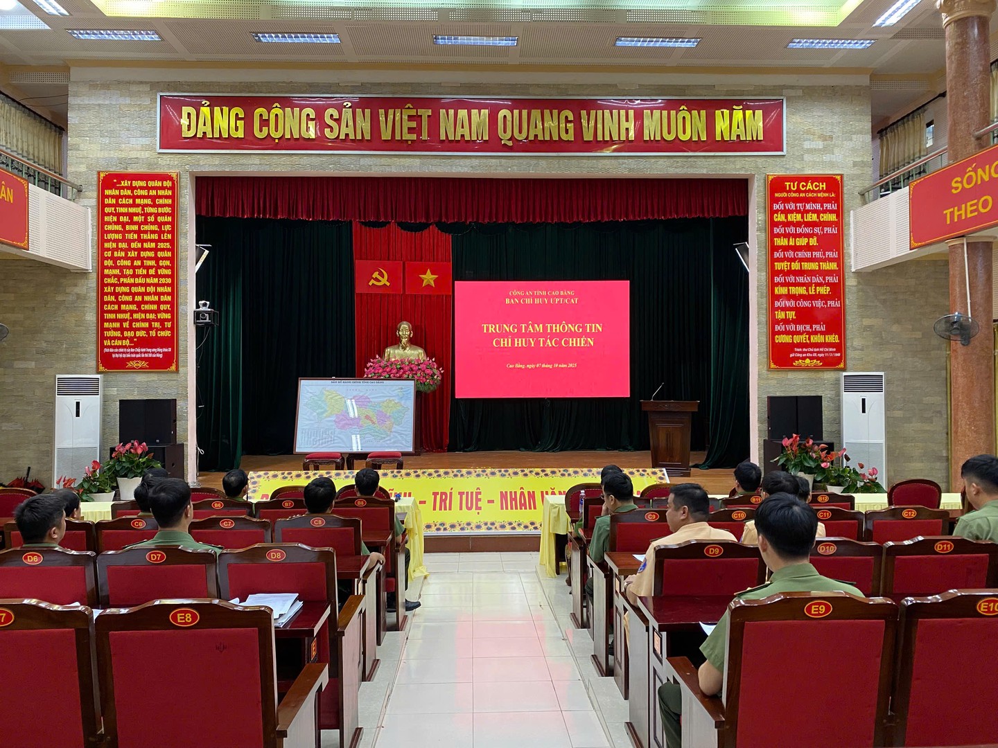 Ban Chỉ huy và Tổ giúp việc Công an tỉnh ứng trực công tác ứng phó thiên tai, tìm kiếm cứu nạn bão số 11 (Matmo).jpg