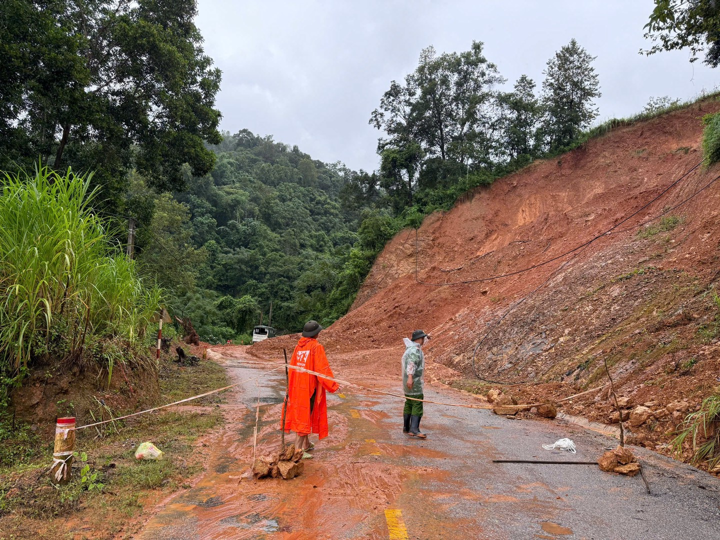 Công an xã Khánh Xuân chủ động căng dây cảnh báo, phòng ngừa tai nạn tại các khu vực có nguy cơ sạt lở.jpg