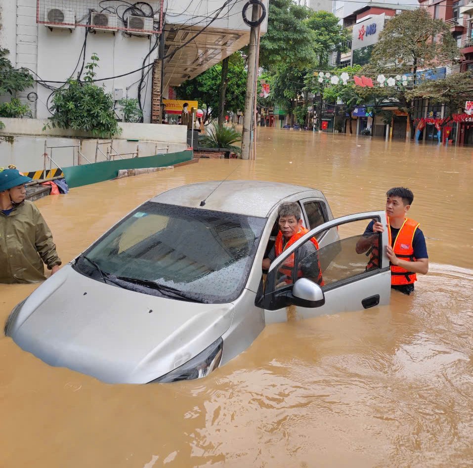 Cán bộ phòng Hậu cần dũng cảm cứu người và xe ô tô trong cơn lũ.jpg