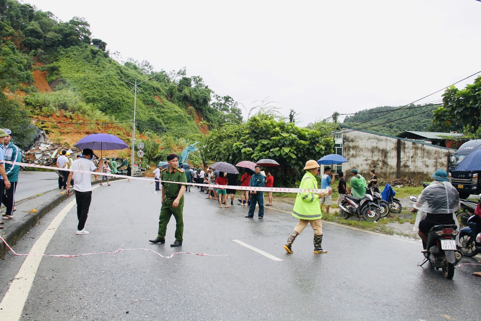 Ảnh 3. Lực lượng Công an phân luồng, di rời người và phương tiện ra khỏi khu vực nguy hiểm (5).jpg