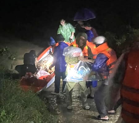 Công an xã Nam Tuấn hỗ trợ các hộ dân ra khỏi vùng ngập úng.jpg