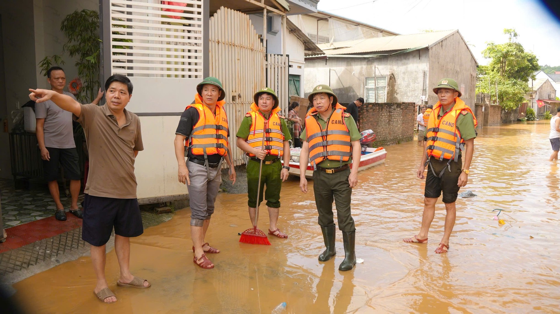 1. Giám đốc Công an tỉnh trực tiếp kiểm tra, chỉ đạo lực lượng hỗ trợ nhân dân khắc phục hậu quả mưa lũ tại cơ sở.jpg