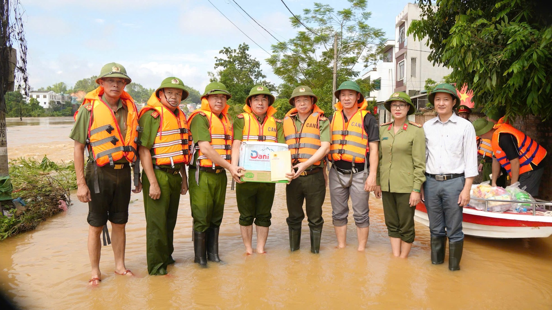 2. Đại tá Nguyễn Quang Vinh, Giám đốc Công an tỉnh, tặng quà lực lượng Công an phường Nùng Trí Cao đang thực hiện nhiệm vụ hỗ trợ nhân dân.jpg