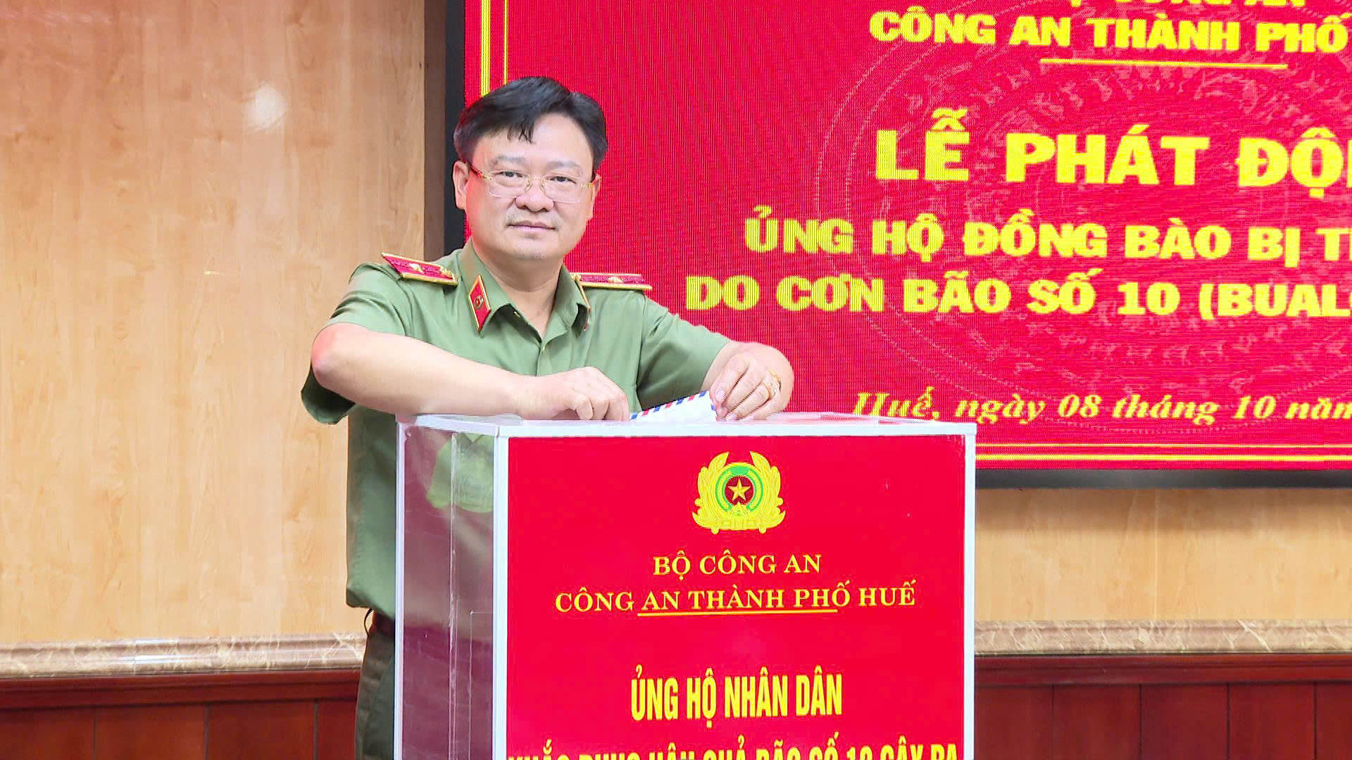 Ảnh 3 Đồng chí Thiếu tướng Nguyễn Thanh Tuấn – Giám đốc Công an thành phố Huế cùng các đồng chí trong Ban Giám đốc quyên góp tiền ủng hộ..jpg