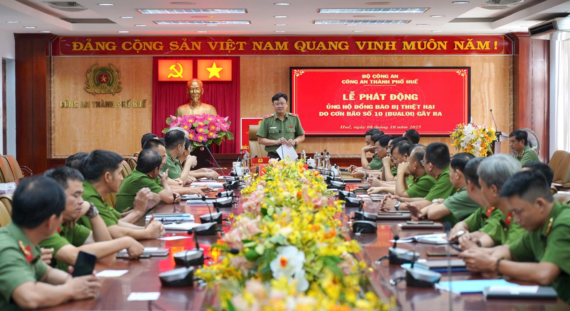 Ảnh 1 Công an TP Huế tổ chức Lễ phát động ủng hộ đồng bào và cán bộ, chiến sĩ Công an các tỉnh bị thiệt hại do bão số 10 gây ra.jpg