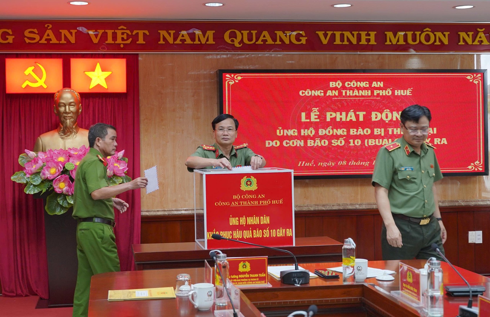 Ảnh 4 Đại tá Dương Văn Thoan – Phó Bí thư Đảng ủy, Phó Giám đốc Công an thành phố quyên góp tiền ủng hộ..jpg