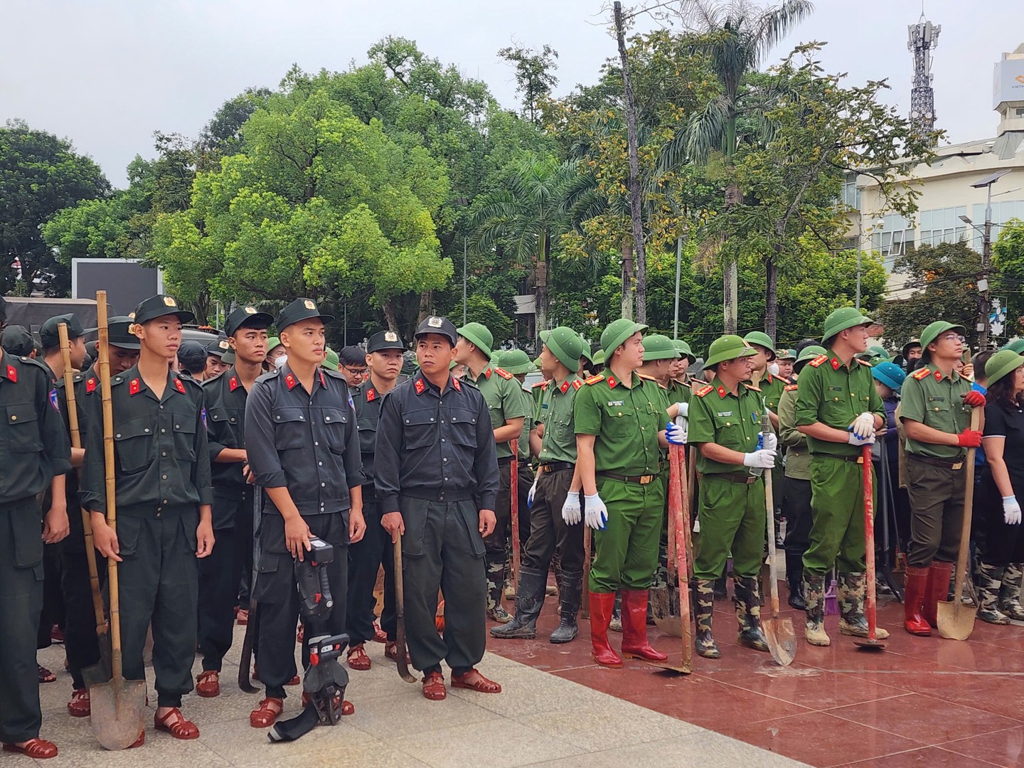 200 CBCS Công an tỉnh và Trung đoàn Cảnh sát cơ động Đông Bắc tập trung nhận nhiệm vụ.jpg