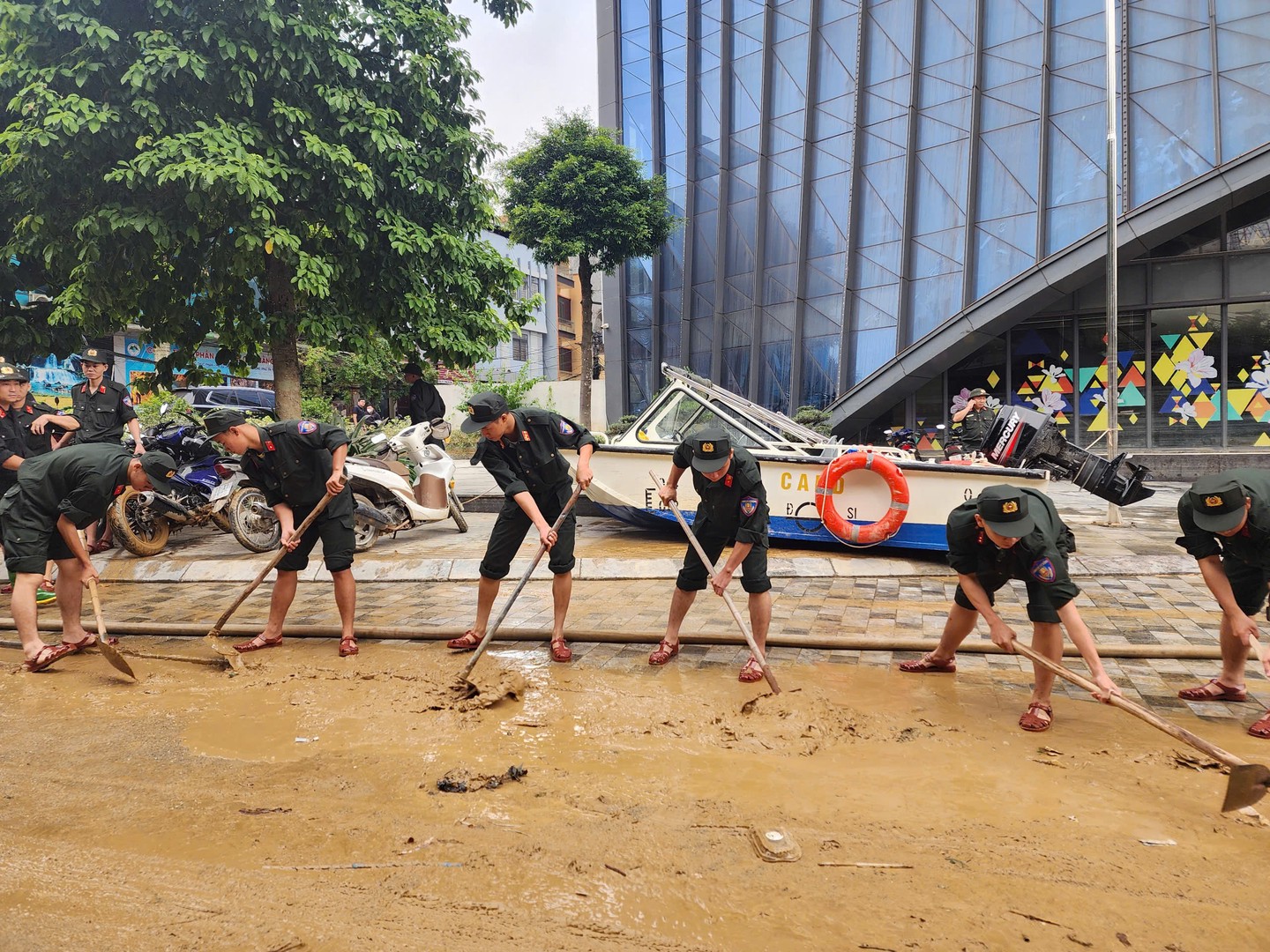 dọn dẹp bùn đất lớn trên đường phố.jpg