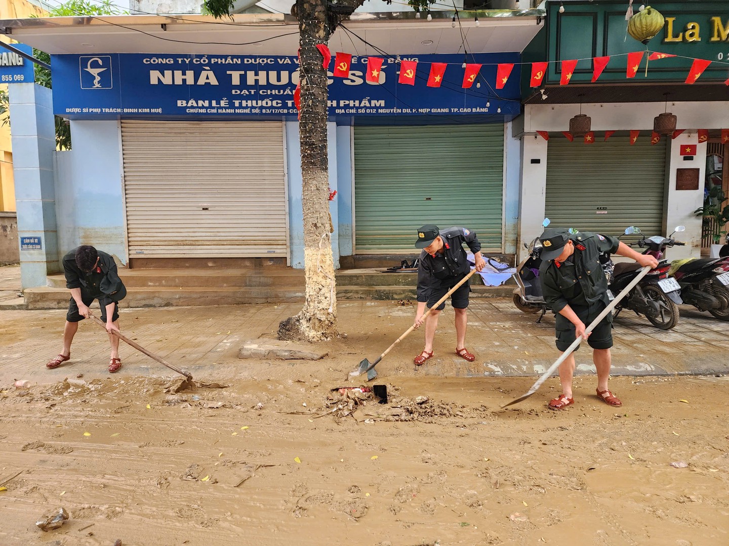 Các chiến sĩ bắt tay ngay vào công việc.jpg