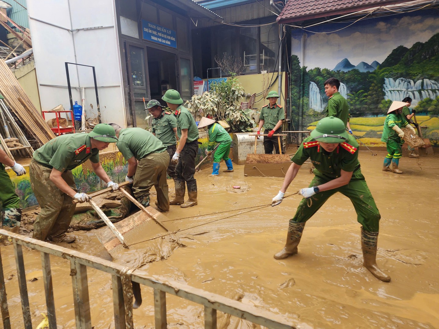 Dù trải qua 2 đợt mưa lũ, cbcs Công an tỉnh vẫn nhiệt tình hỗ trợ nhân dân.jpg