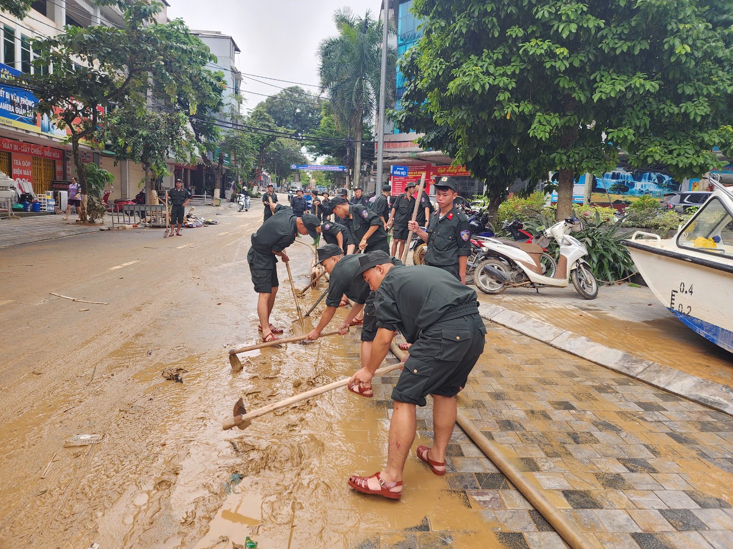 Trung đoàn CSCĐ dọn dẹp trên đường phố.jpg