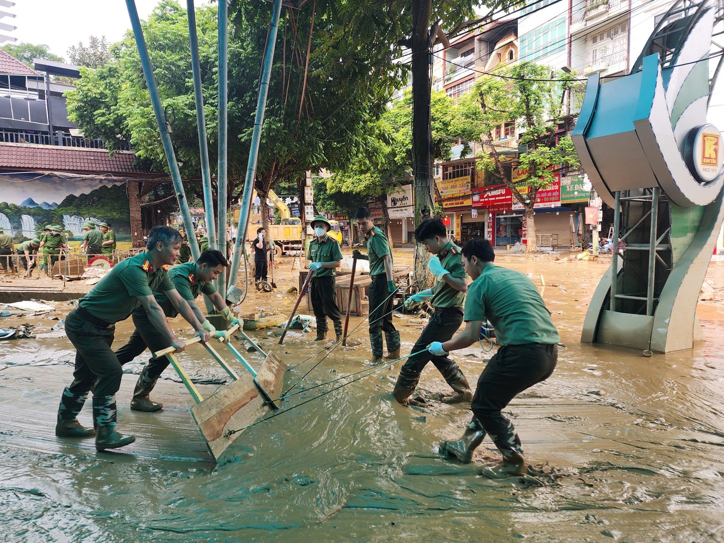 Những dụng cụ dọn bùn đất được CBCS Công an tỉnh chế tạo phục vụ dọn bùn nhão rất hiệu quả.jpg
