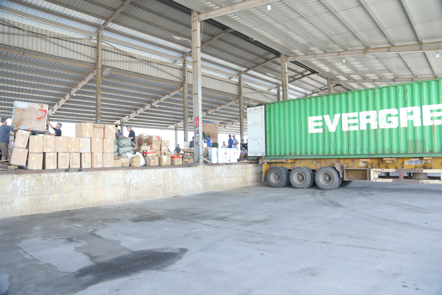 Ảnh 4 Hàng hóa nhập lậu được trà trộn, xen kẹp trong các container nhập khẩu hàng gia công.jpg