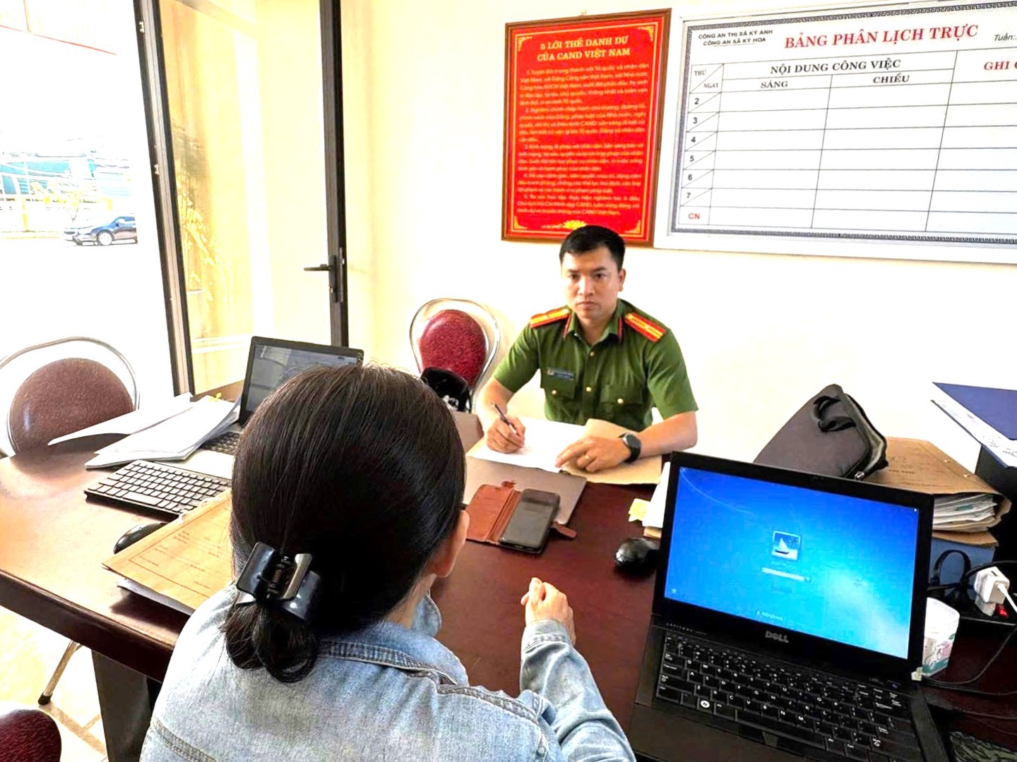 Chị T đến trình báo cơ quan Công an .jpg