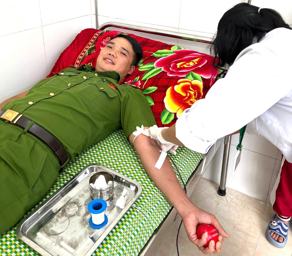 Đại uý Lèng Ỷ Chình nhanh chóng có mặt tại bệnh viện để hiến máu kịp thời cứu bệnh nhân.jpg