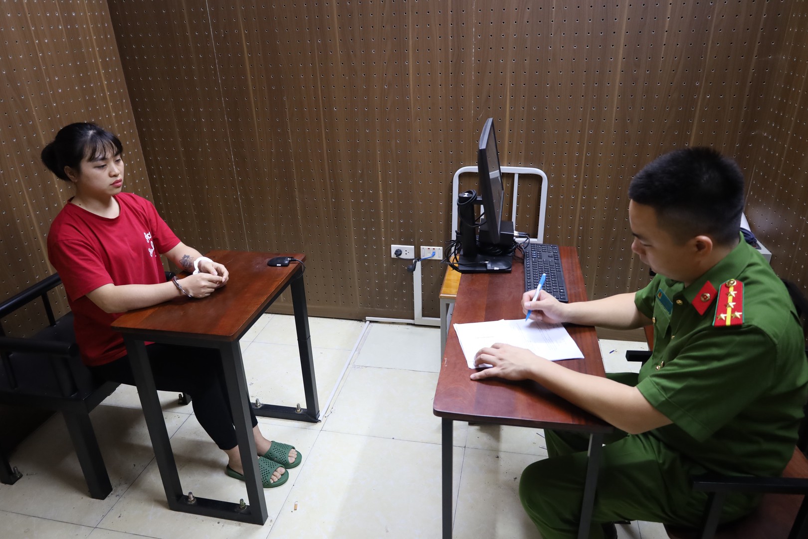 Ảnh 2_Đối tượng Hoàng Thị Thắm tại Cơ quan Công an.JPG