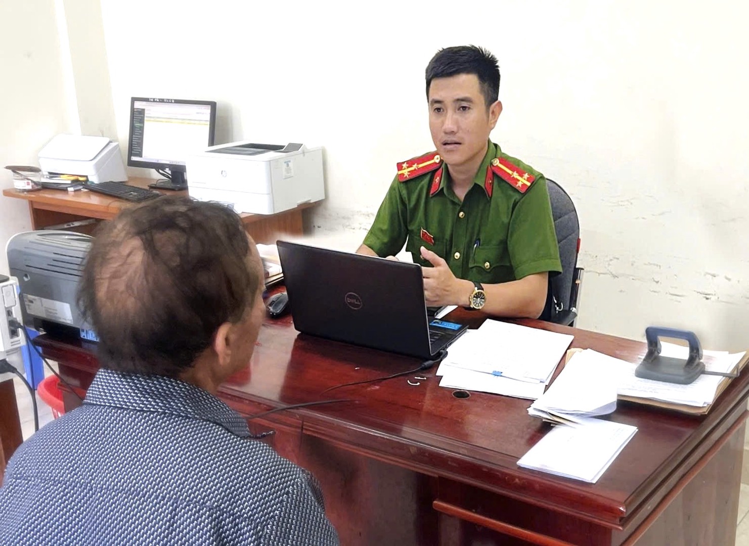Công an xã Kỳ Anh tuyên truyền về thủ đoạn của các đối tượng lừa đảo cho người dân.jpg