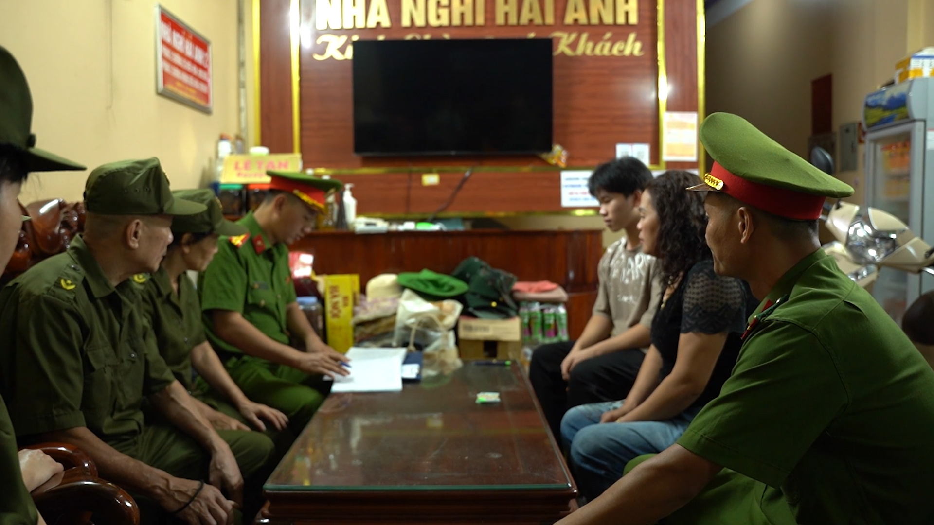 Lực lượng Công an phường Điện Biên Phủ tăng cường kiểm tra các cơ sở lưu trú trên địa bàn.jpg