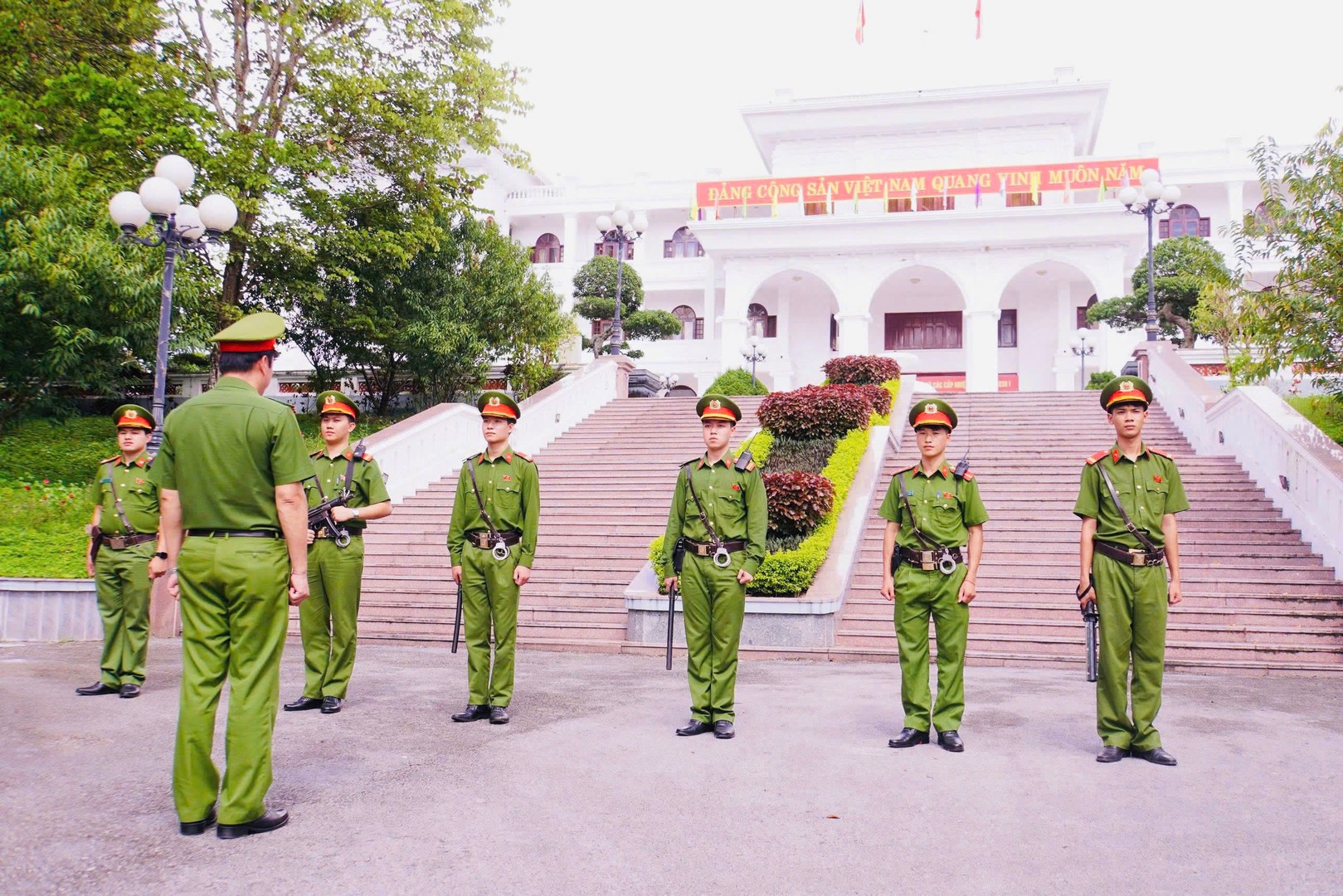 Lực lượng Cảnh sát Cơ động bảo vệ mục tiêu quan trọng dịp Đại hội.jpg