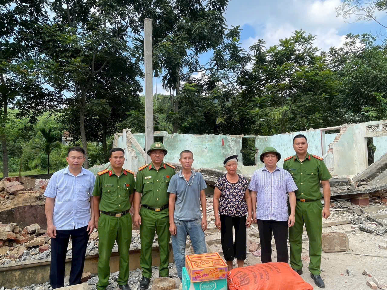 Ảnh 3_Công an các xã phối hợp trao tặng lương thực cho các gia đình bị ảnh hưởng bởi mưa lũ.jpg
