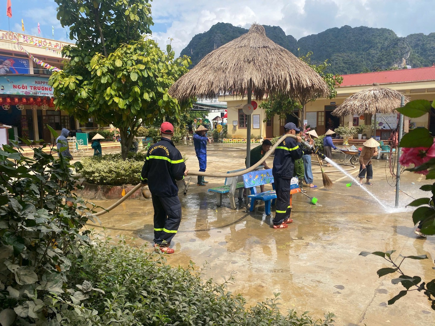Ảnh 10_Cảnh sát PCCC và CNCH phối hợp dọn dẹp tại trường tiểu học Yên Bình.jpg