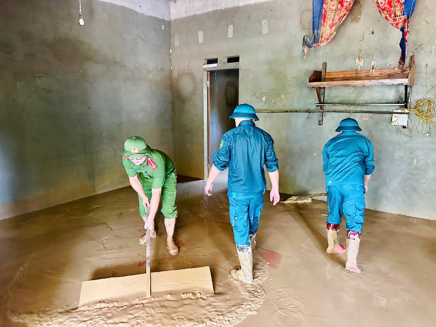 Ảnh 5_Công an xã Hoa Thám phối hợp dọn bùn đất cho hộ gia đình chính sách bị ảnh hưởng do bão số 11.jpg