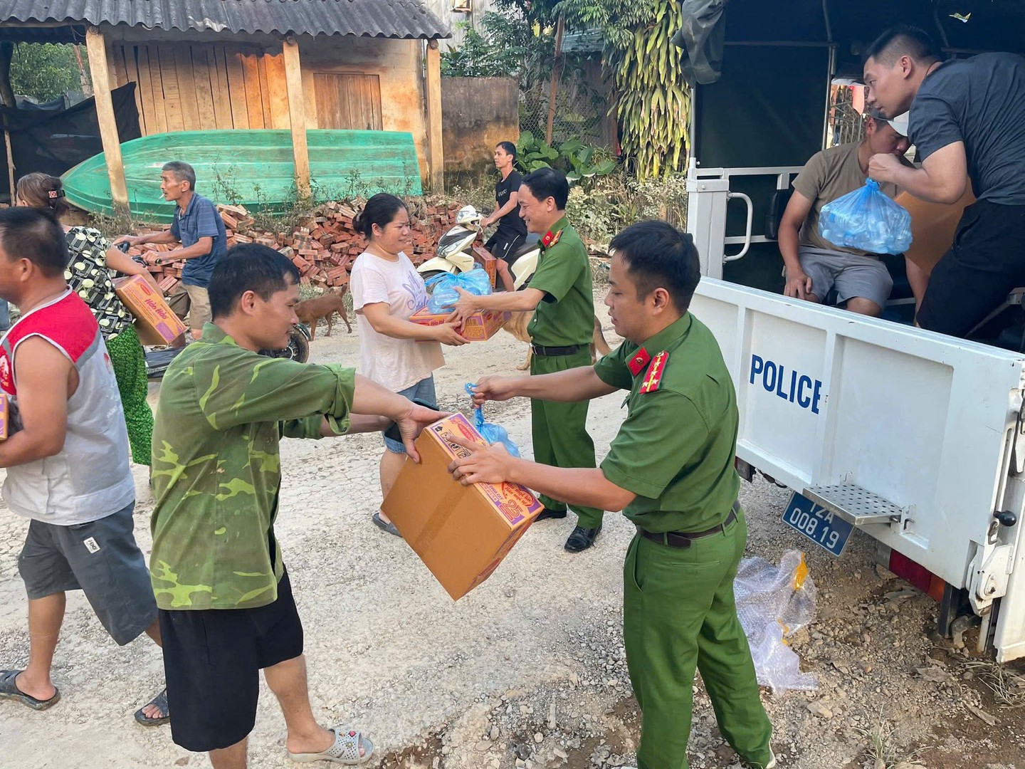 Ảnh 4_Công an xã Hữu Lũng hỗ trợ lương thực cho các hộ dân bị ảnh hưởng do mưa bão.jpg