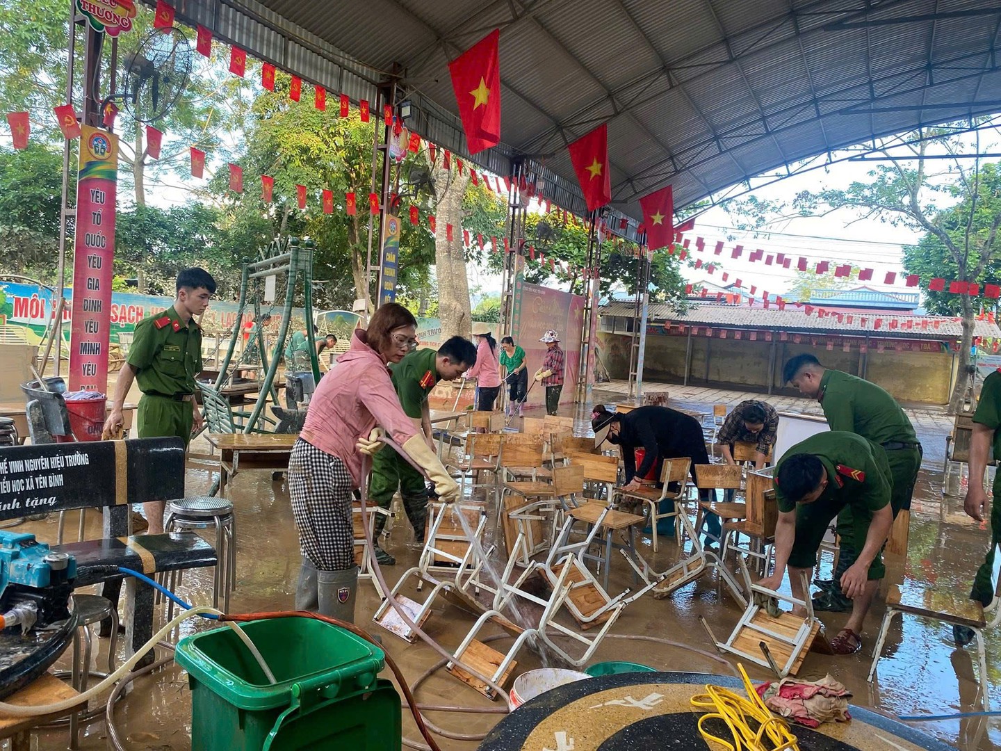 Ảnh 8_Đoàn thanh niên, Hội Phụ nữ Công an tỉnh phối hợp khắc phục hậu quả sau bão.jpg