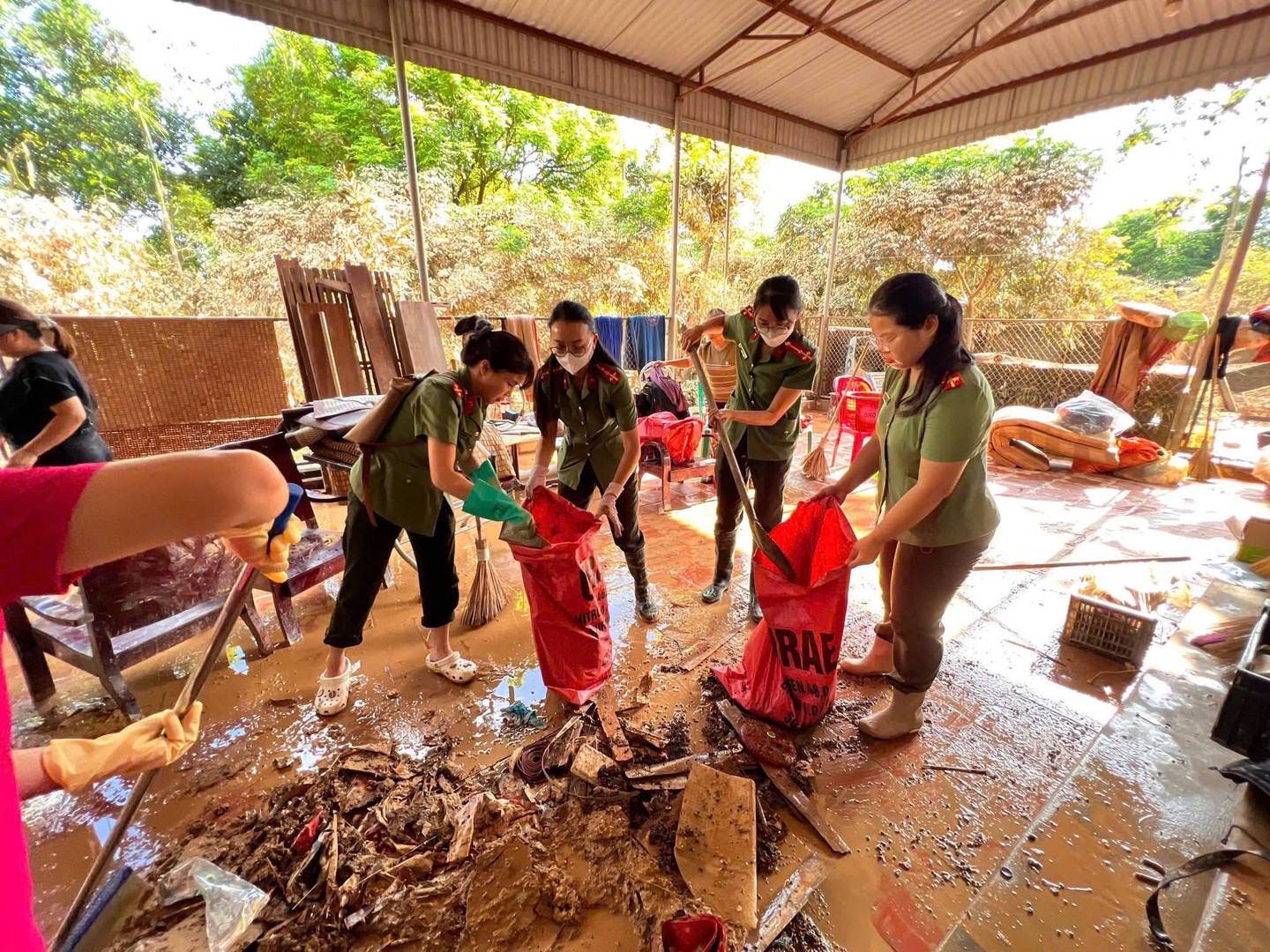Ảnh 6_Đoàn thanh niên, Hội Phụ nữ Công an tỉnh phối hợp khắc phục hậu quả sau bão.jpg