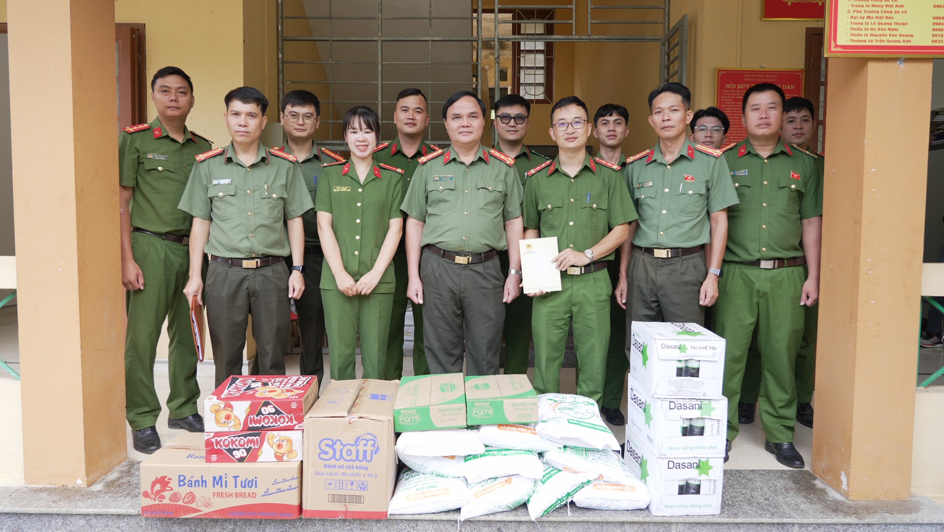 Đại tá Lương Văn Thiểm, Phó Giám đốc tặng quà cho Công an xã Quang Hán 1.JPG