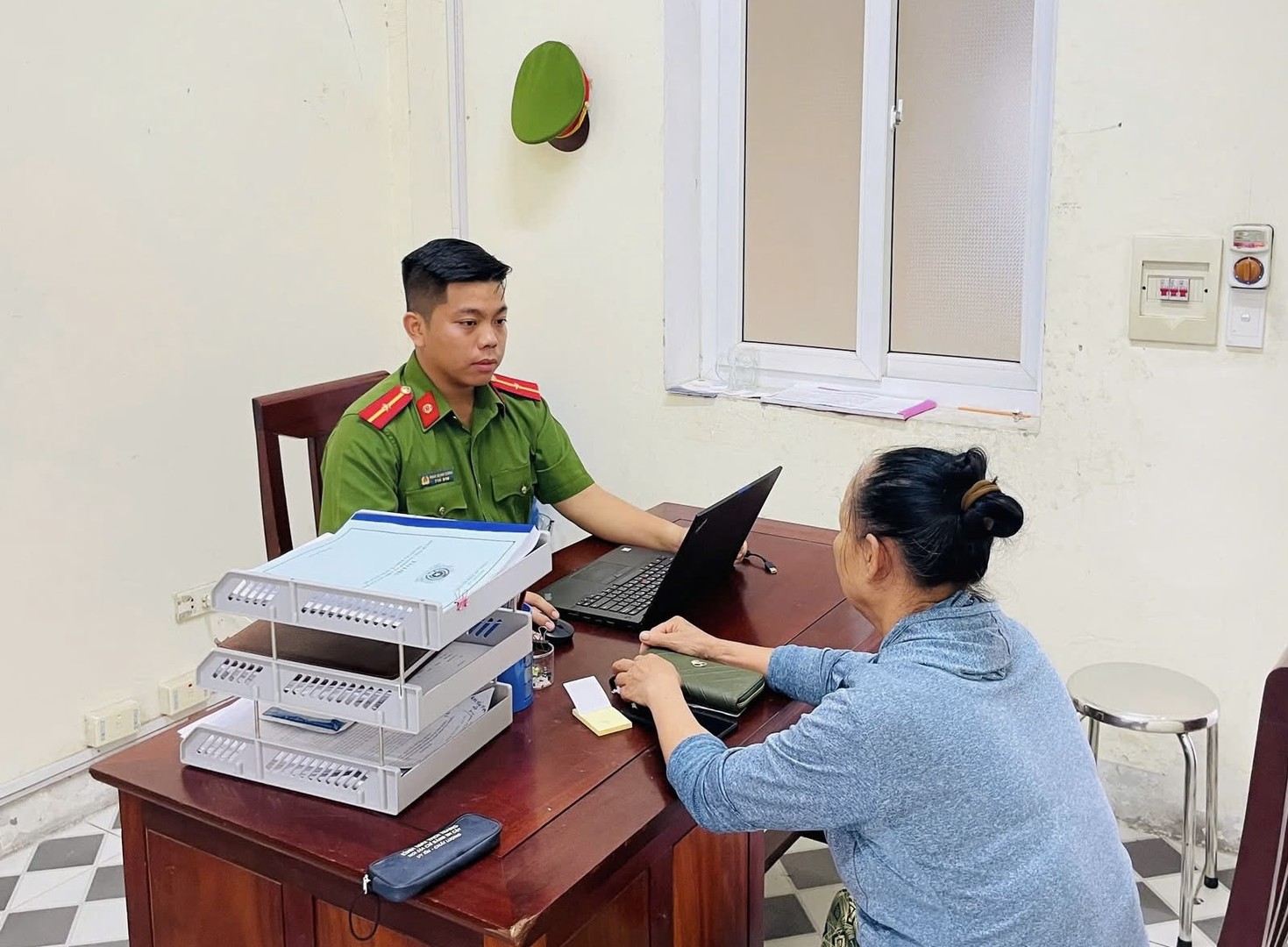 Công an xã Cẩm Xuyên tiếp nhận thông tin từ bà H.jpg
