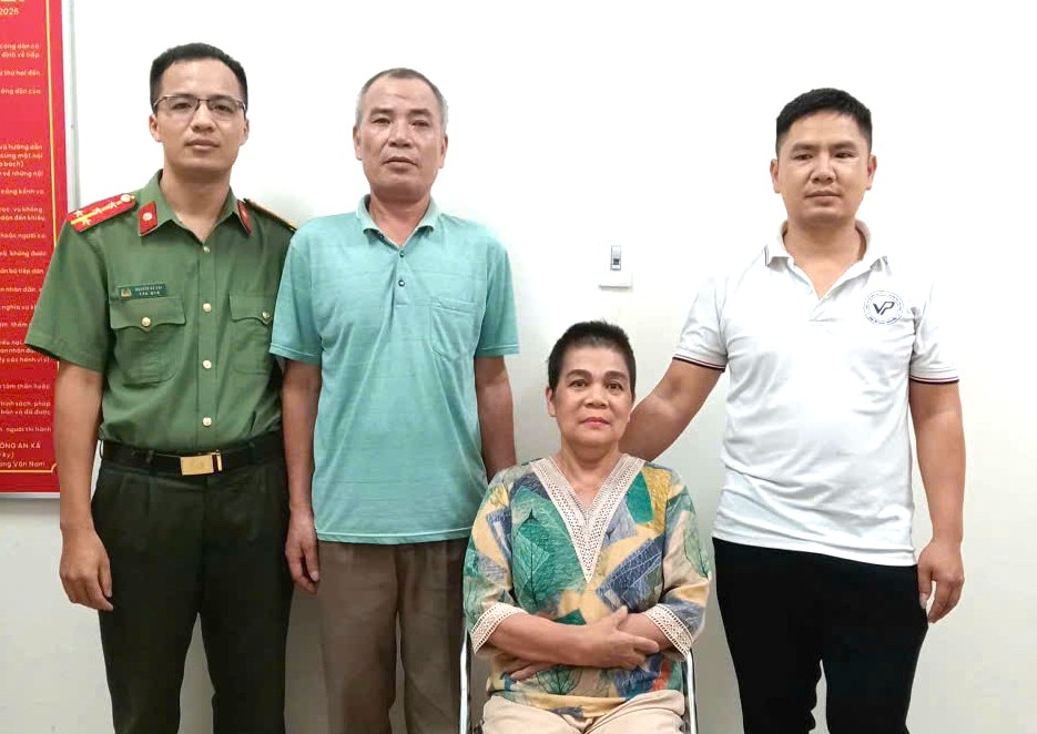 Ảnh chụp cùng bà Hương.jpg
