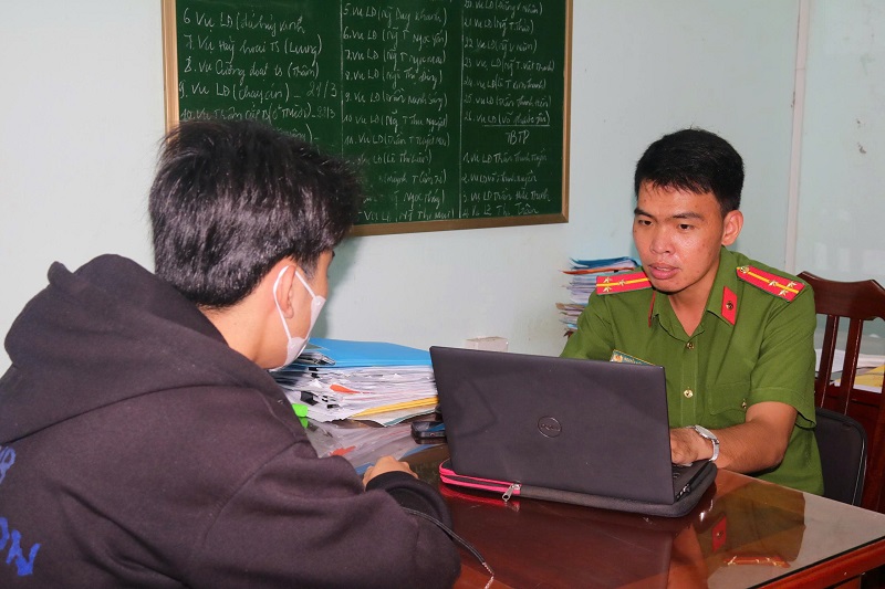nạn nhân H. tại cơ quan Công an.jpg