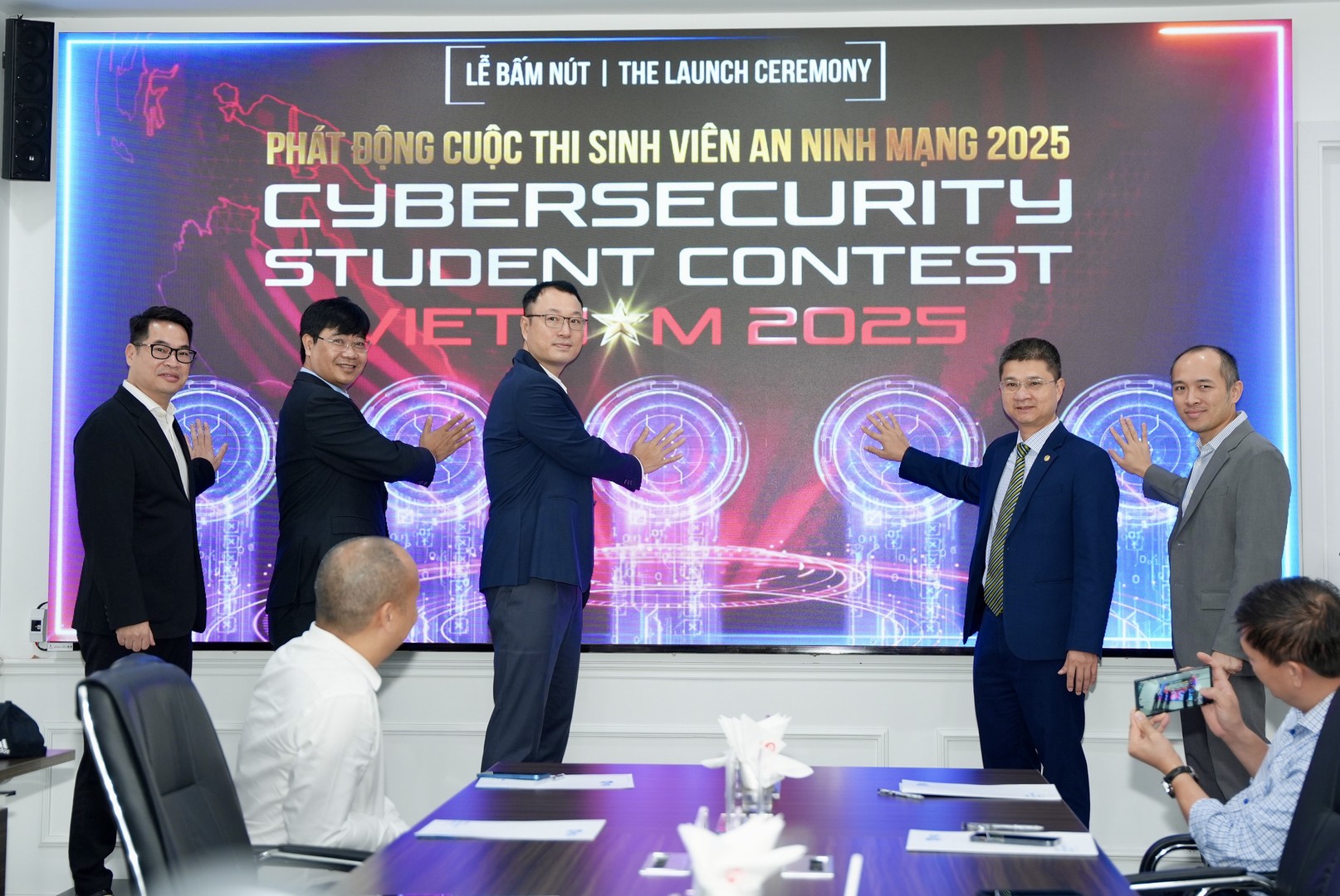 Các đại biểu thực hiện nghi thức phát động cuộc thi.jpeg