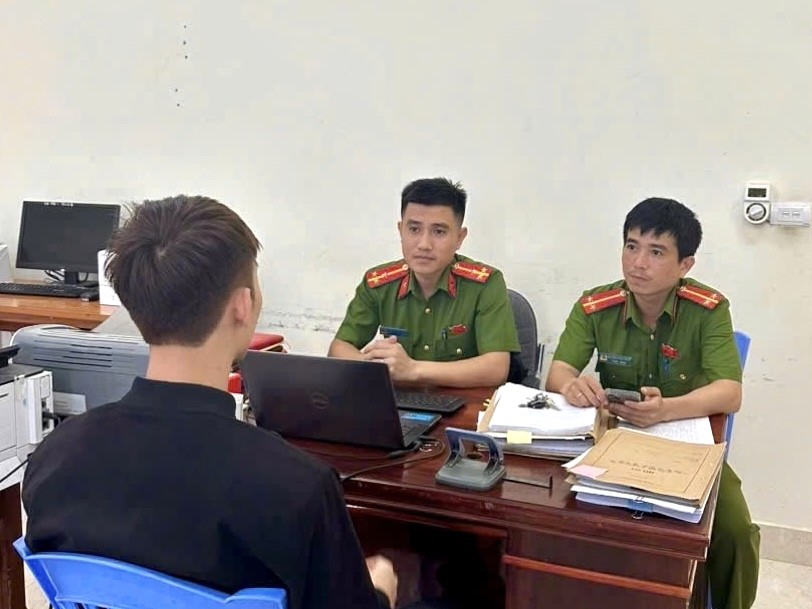 Công an xã Kỳ Anh làm việc với nạn nhân trong vụ băt cóc online.jpg