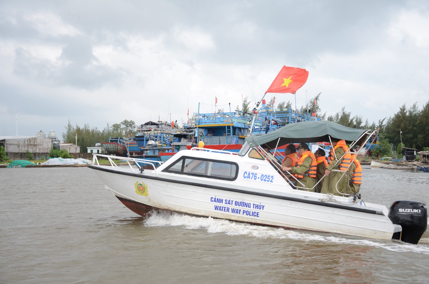 Kiểm tra công tác neo đậu tàu thuyện tránh bão.JPG