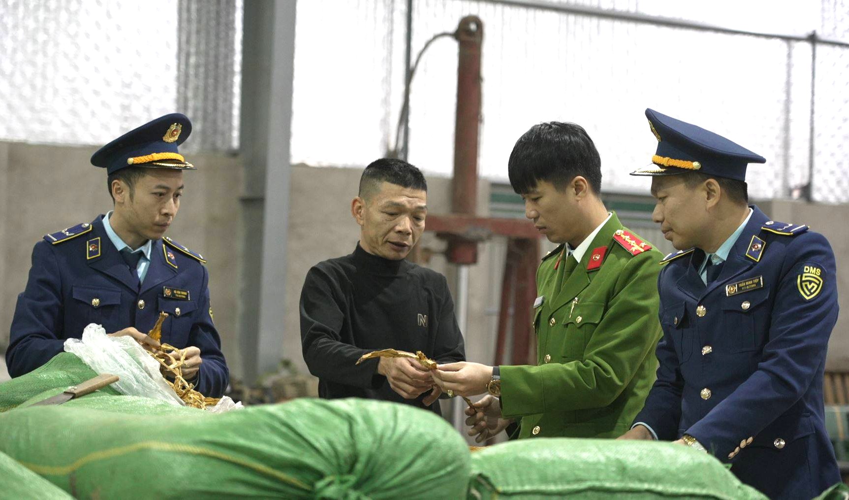 Công an tỉnh phối hợp với các lực lượng chức năng tăng cường công tác kiểm tra các kho hàng tại khu vực biên giới.jpg