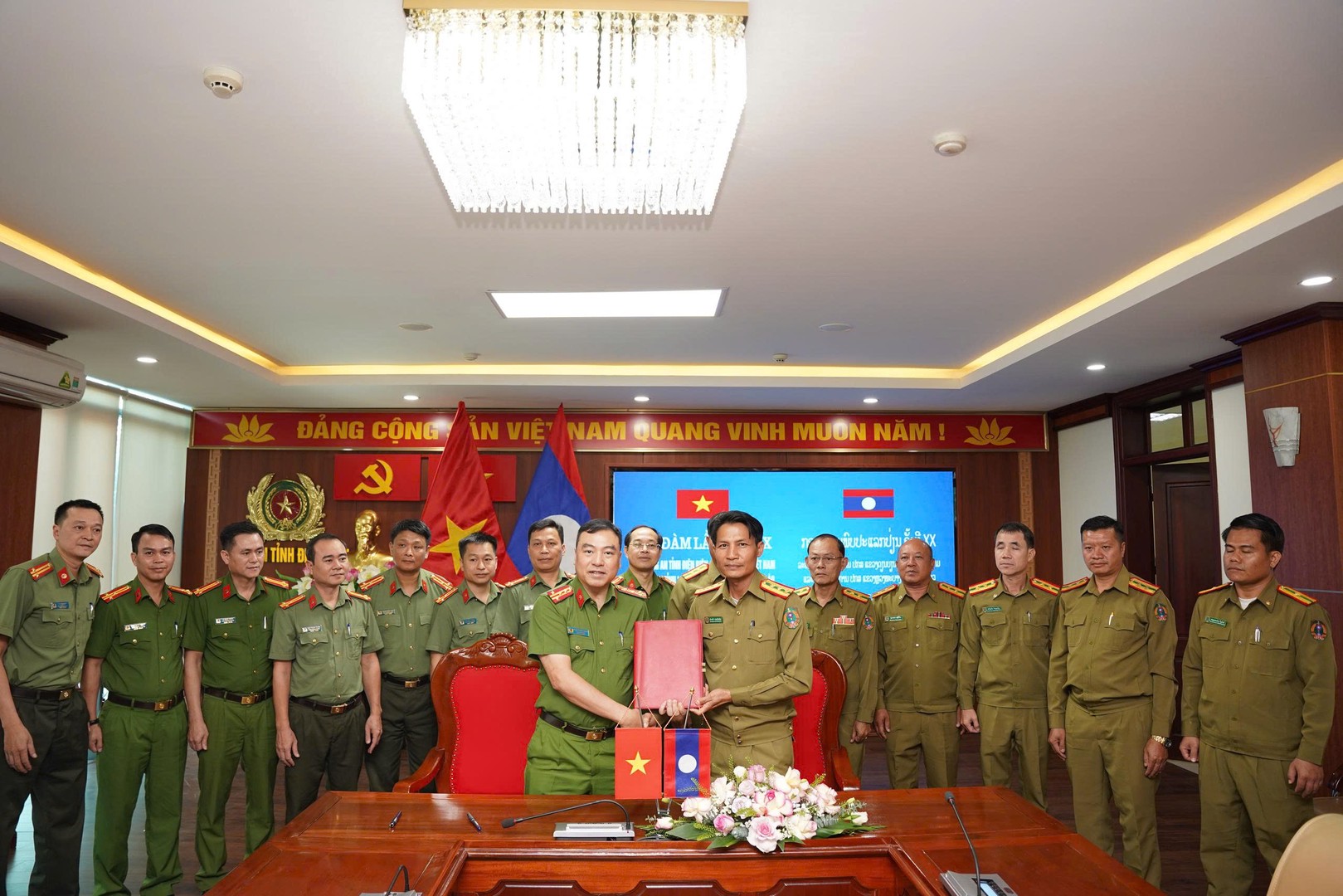 Công an tỉnh Điện Biên và Công an tỉnh Luông Phra Băng ký biên abnr ghi nhớ.jpg