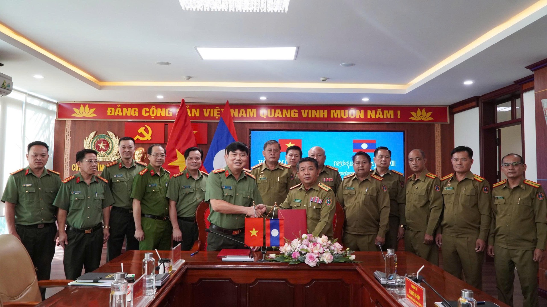Công an tỉnh Điện Biên và Công an tỉnh Xay Nhạ By Ly ký biên bản ghi nhớ.jpg