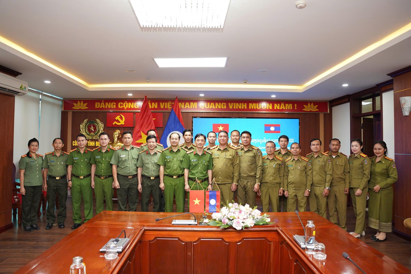 Công an tỉnh Điện Biên và Công an tỉnh U Đom Xay ký biên bản ghi nhớ.jpg