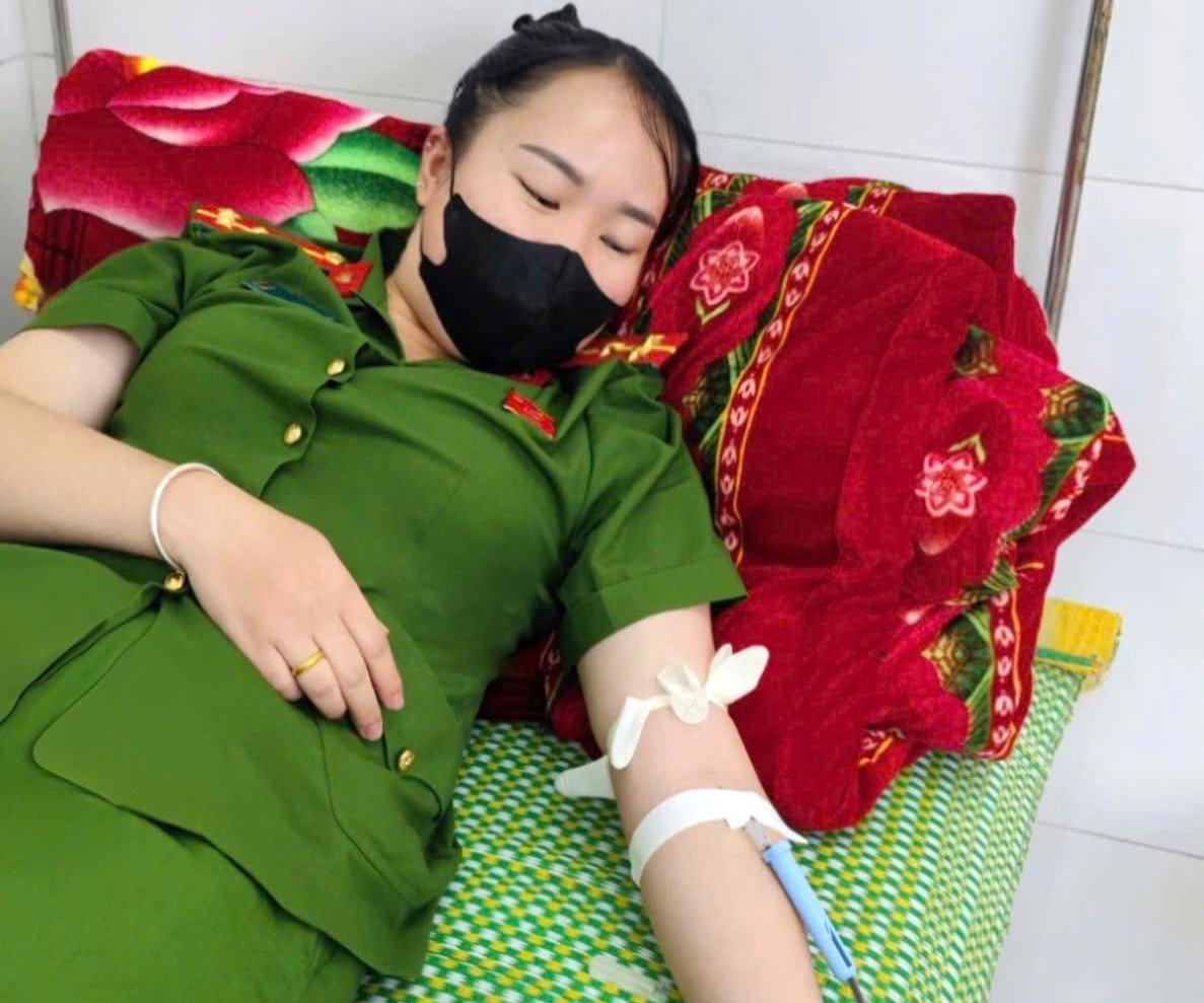 Thượng uý Hoàng Thị Bến Thuỳ nhanh chóng có mặt tại bệnh viện làm xét nghiệm hiến máu cho bệnh nhân.jpg