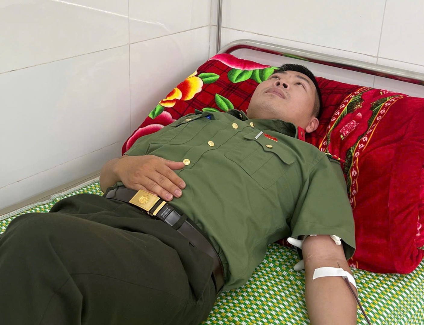 Đại uý Giàng Xuân Hà hiến máu cấp cứu người bệnh tại bệnh viện đa khoa khu vực Si Ma Cai.jpg